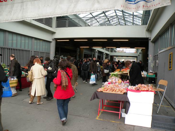  badauds et étals de commerçants, marché des Capucins